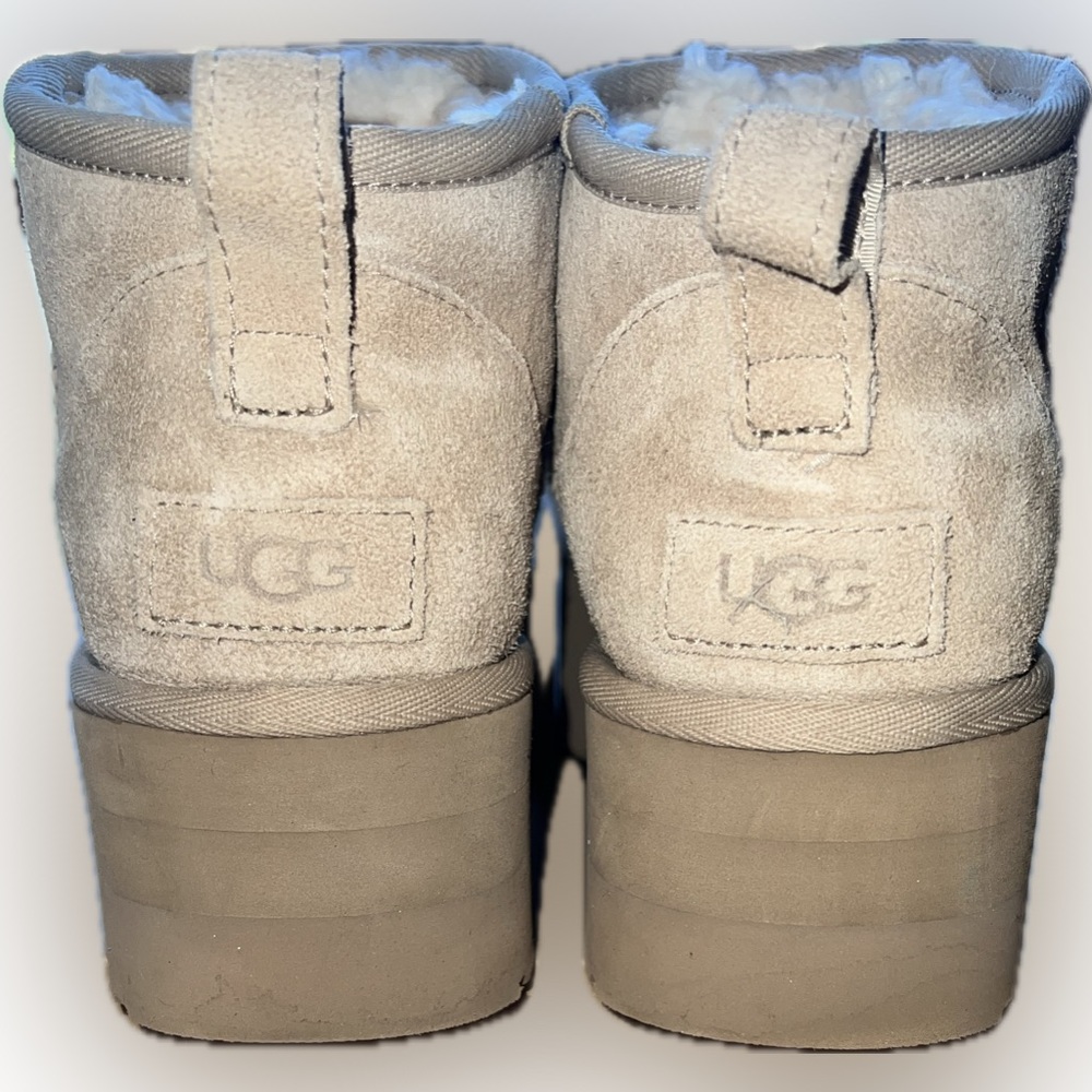 UGG MINI PLATFORM COLOR SAND-Like new - Picture 2 of 10